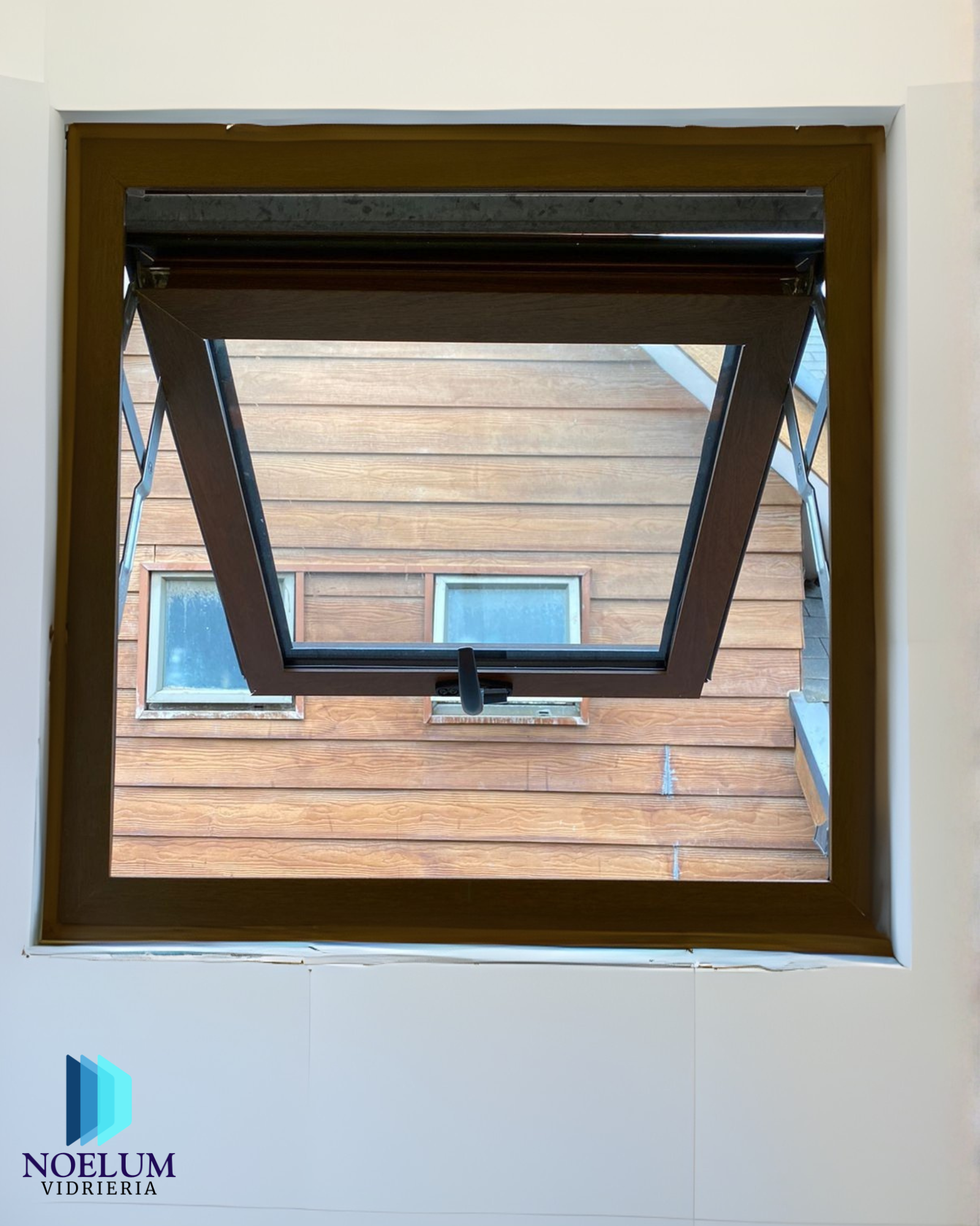 Ventana proyectante de aluminio