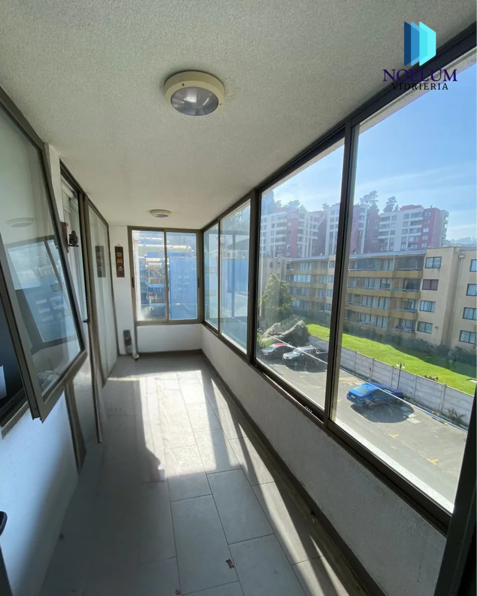 Cierre de terraza con vista a la bahía