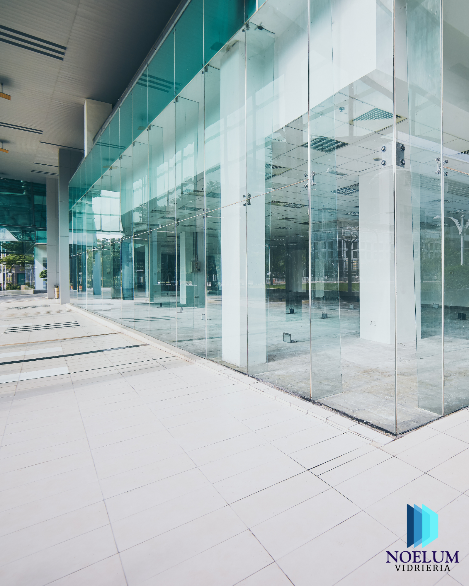 Cierre comercial en vidrio Noelum