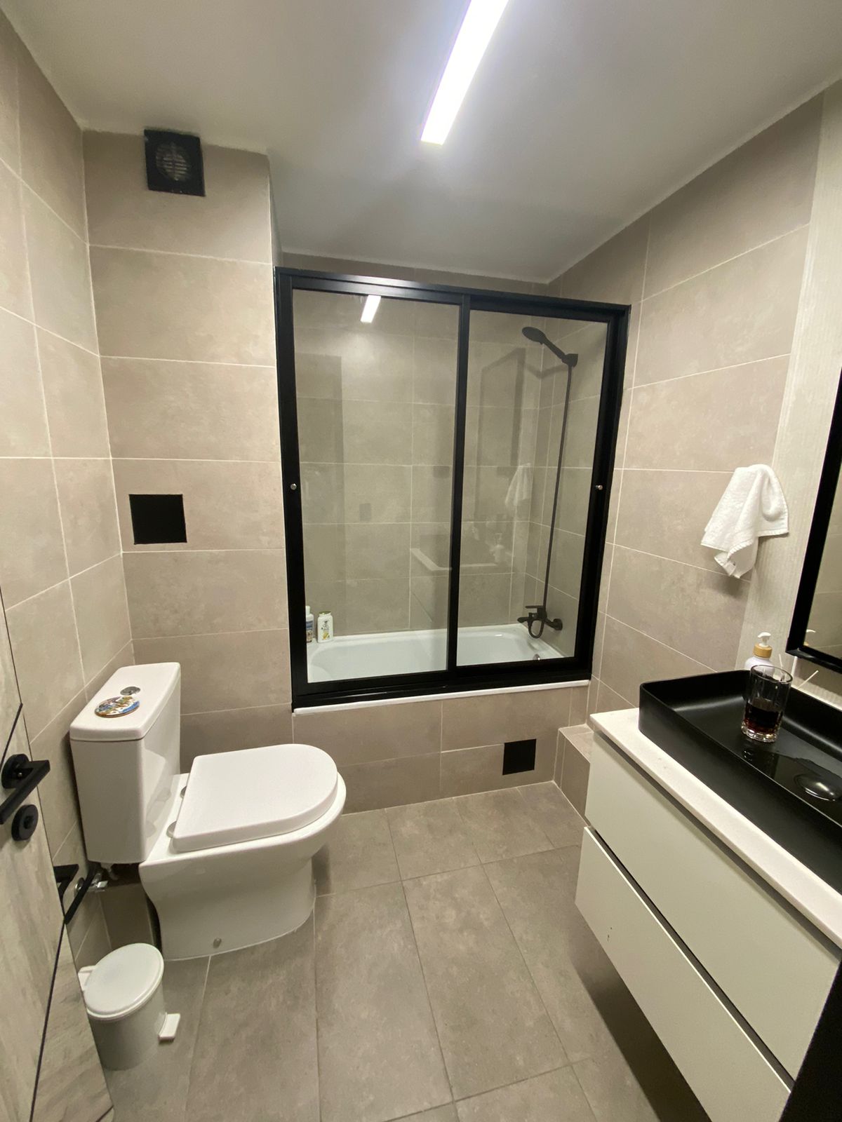 Puerta de ducha corredera para optimizar espacios