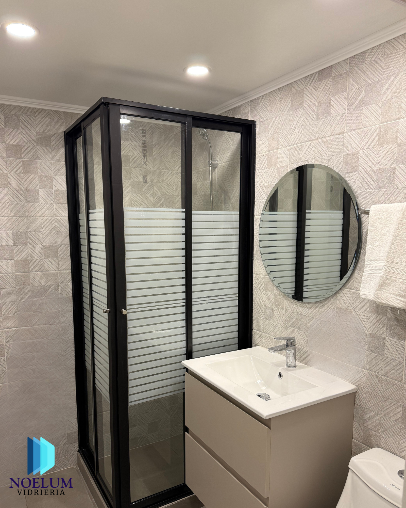 Solución esquinada para baños pequeños