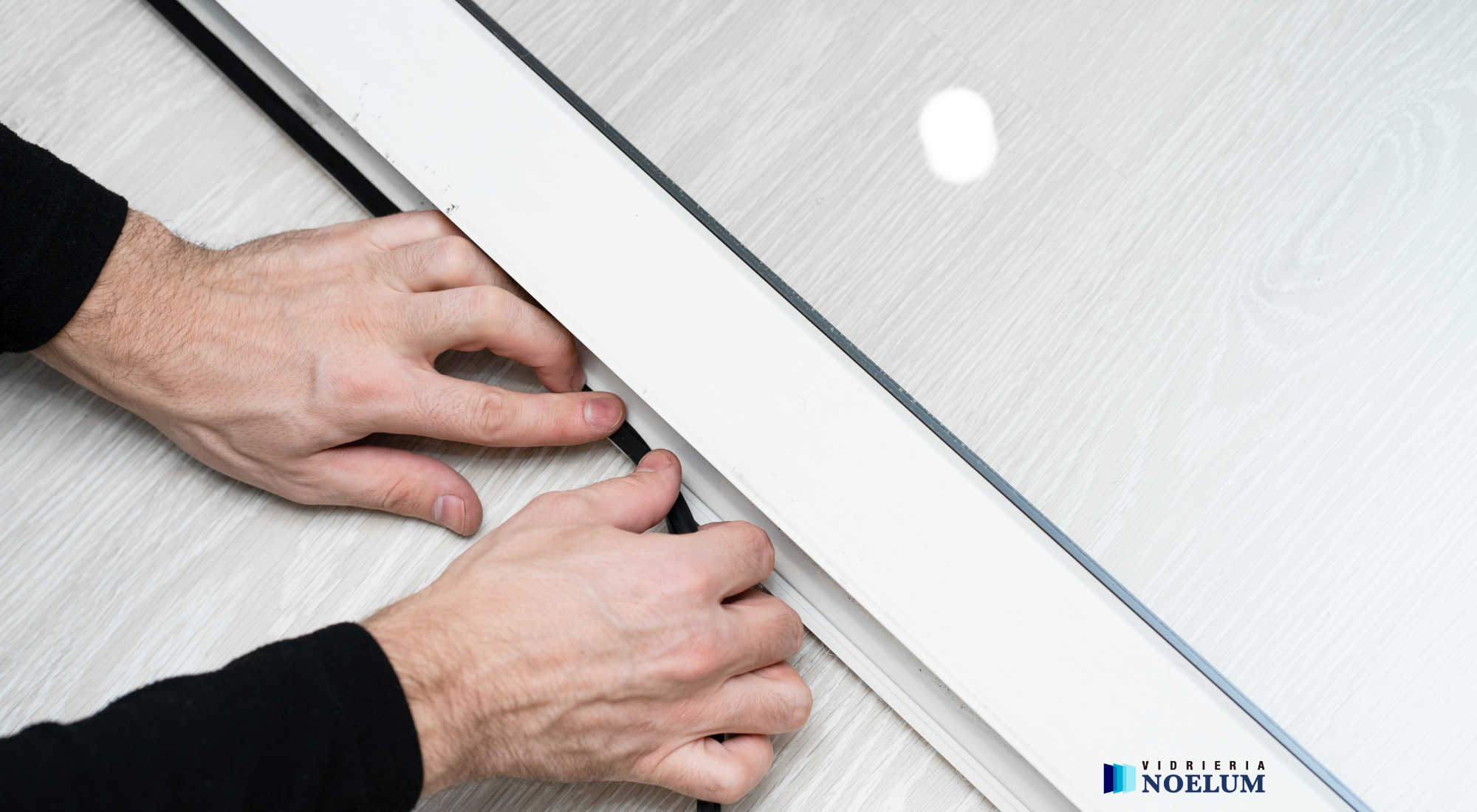 Técnico ajustando marcos y sellos de vidrio en Viña del Mar